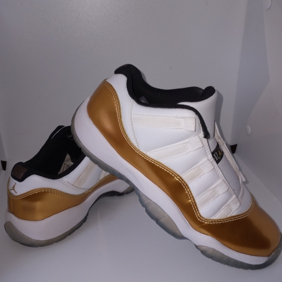 Metallic gold and white air jordan 11 - Picture 14 of 15